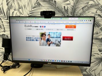 モニター、Webカメラ、マイクを常設しています。
パソコンをお持ちいただくだけで、安定したオンラインミーティングをしていただけます。 - ウィズスクエア・GLOXIA銀座店 Room 3の室内の写真