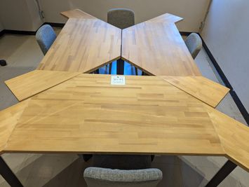 変形テーブル3つを組み合わせたレイアウトです。 - BOIL 会議室 【会議室】1時間から利用可能／高津駅徒歩3分！／完全個室の設備の写真