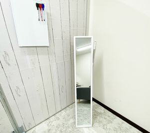 姿見&ホワイトボード - 完全貸切スペース -piece（ピース）- 「 白を基調としたサロン風のくつろぎスペース☕️」の設備の写真