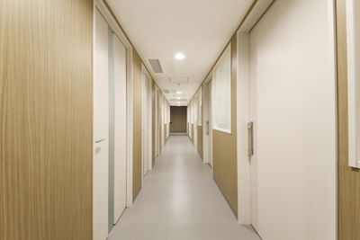 個室がならんでいます - いいオフィス花園駅前内個室 いいオフィス花園駅前内個室①の入口の写真
