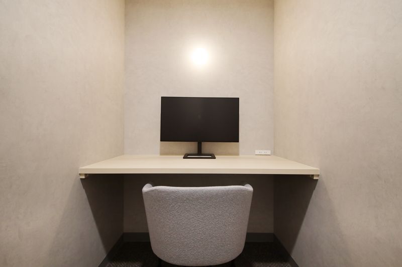 机、椅子、27インチモニター、HDMIケーブル - いいオフィス花園駅前内個室 いいオフィス花園駅前内個室①の室内の写真
