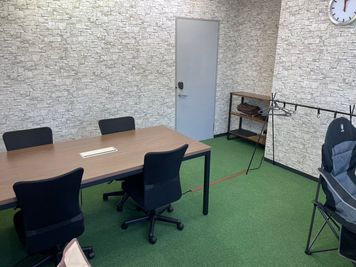 会議や集中して作業するワークデスク - FUJISAN VALLEY レンタルスペース6名個室の室内の写真