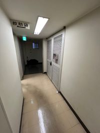 【救助袋側に進んでいただくと会議室があります。こちらの共有部にエアコンスイッチがございます】 - TIME SHARING新宿 TIME SHARING新宿8Aの入口の写真
