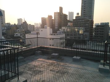 【新宿の景色を望む】8階建てマンション屋上スペース（撮影専用） - 新宿撮影スタジオサロンガイヤール