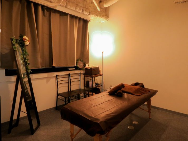 個室スペースです。照明・空調も自由に設定できます。 - レンタルサロンPeriDot Salon（ペリドットサロン） 完全個室のプライベートサロン✨整体・エステに最適🌿の室内の写真
