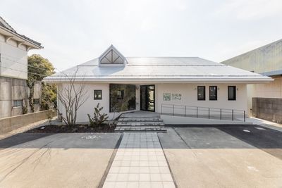 2件隣りがコンビニ！郵便局・市役所・市立図書館も徒歩3分圏内と便利な立地 - サインインコワーキングオフィス フリーアドレス席／ドロップインの外観の写真