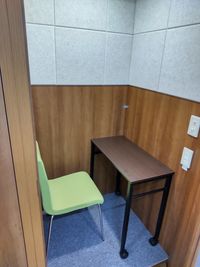 PHONEブース内観 - E.R.NEXT 六甲道 コワーキングスペースの室内の写真