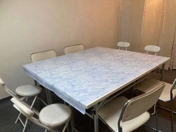 テーブルを付けて８人掛けにした場合（8人掛け）
ゲーム・オフ会などに人気 - スケッチ （オフ会・勉強会・飲み会・オンライン会議） 👪✨広島中区レンタルスペース ✨の室内の写真