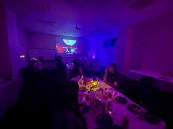 [利用シーン🎃]
社内イベントで「人狼大会」を実施しました💀女子会やパーティー会場としても大人気です🎉 - YOLOBASE セミナールームの室内の写真