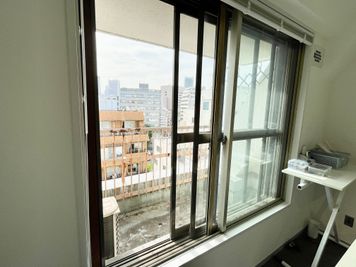 【窓を開けて換気可能です】 - TIME SHARING 新宿御苑前 オリエント新宿 1001の室内の写真