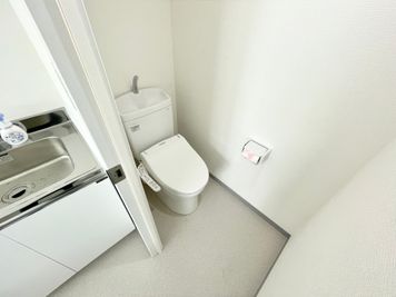 【室内に男女共用トイレが1つございます】 - TIME SHARING 新宿御苑前 オリエント新宿 1001の室内の写真