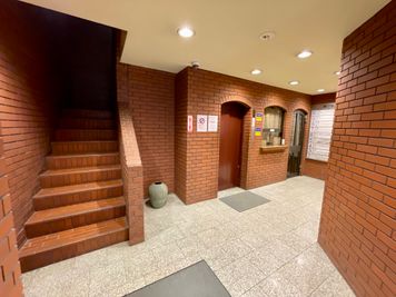 【扉から先に進んで、右奥のエレベーターで10階へお上がりいただけます】 - TIME SHARING 新宿御苑前 オリエント新宿 1001の室内の写真