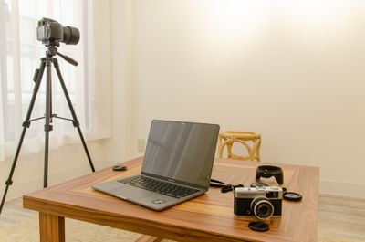 撮影用途に（※写真はイメージです。カメラ／三脚／パソコンは備品ではございません） - Lighthouse神田 ライトハウス神田の室内の写真