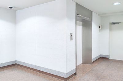 ビルエレベーター｜千代田区飯田橋の、少人数貸し会議室・打合せ会場・オフサイトミーティングスペース - 🌻飯田橋駅3分･水道橋8分のレンタルスペース･貸会議室 レンタルスペース 飯田橋南の室内の写真