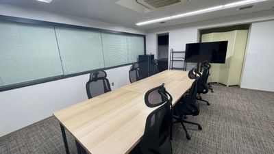 会議室モードのレイアウトです - アオトネスト4階コワーキング利用（1名様利用料金） コワーキングデスク１名利用 　C席(4階フロア）の室内の写真