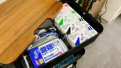 備品ラック上段にはホワイトボードマーカーイレーサー、除菌シートの予備があります。 - セントラル大手町 神田駅から５分のご近所会議室大手町１時間〜多種利用OK🌸の設備の写真