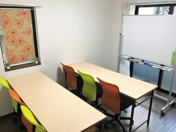 セミナー型レイアウトもできます。（この画像の床は張り替えております） - 貸会議室アクア大宮西口 お部屋貸し切り 207号室の室内の写真