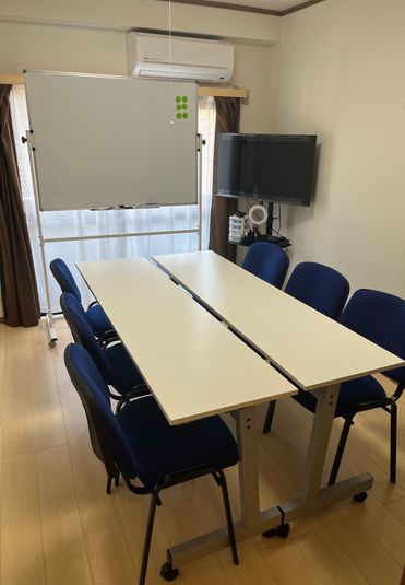 デスク2台　椅子6脚＋予備2脚 - 会議室/フリースペース　ネオウィークエンドの室内の写真