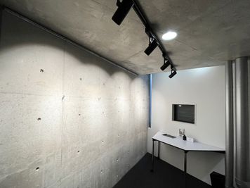 １階のギャラリースペース。受付やクロークに。作品を掲示するスペースもたっぷりあります - Cloud Nine Gallery（クラウドナインギャラリー） C9/クラウドナインギャラリーの室内の写真