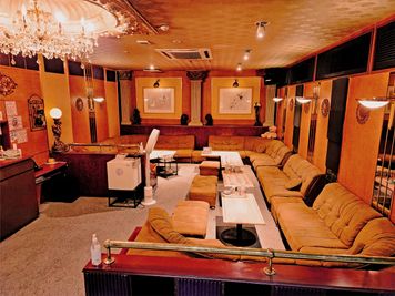 団体席 - カラオケclubNOVA 飲み放題プランありのパーティーイベントスペースNOVAの室内の写真