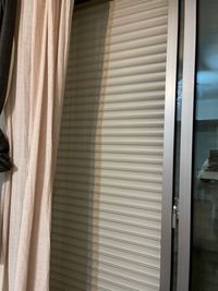窓はシャッターが閉まりますので完全に遮光も可能です。 - エイトボディの室内の写真