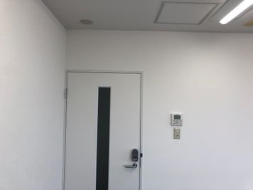 入り口横に電源・冷暖房のスイッチがあります。 - 神戸駅前コワーキングスペース Suki_ma（スキマ） 貸会議室 by Suki_ma  [ M-２ ]の入口の写真