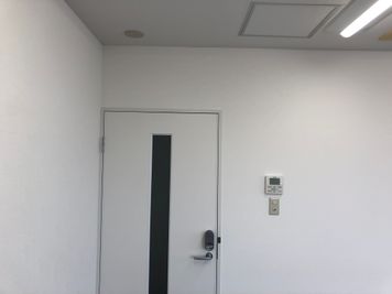 入り口横に電源・冷暖房のスイッチがあります。 - 神戸駅前コワーキングスペース Suki_ma（スキマ）  [ M-２]　貸会議室 by Suki_ma の入口の写真