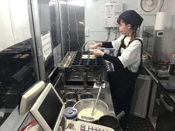 写真は少し前のもので現在は大判焼き器がガスグリドルになっております。 - キッチンカー 店舗前キッチンカーの室内の写真