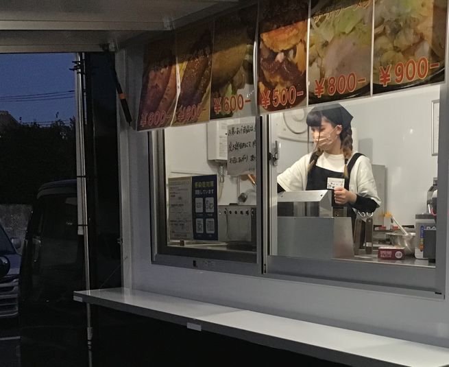 店舗前キッチンカー - キッチンカー