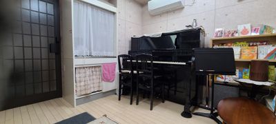 アップライトピアノ、ミニキッチンを完備しています。 - ひばり音楽教室「夙川校」 夙川レンタルスペースの設備の写真