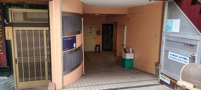 ビル東側から緩やかに下がった正面、エレベーター横に外扉があります。 - ひばり音楽教室「夙川校」 夙川レンタルスペースの入口の写真