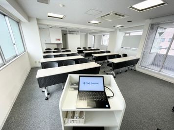 【司会台から一番後ろの席まで見渡せる使いやすいレイアウトです】 - 【閉店】TIME SHARING 代々木 新宿明治通りビル 【閉店】10Fの室内の写真