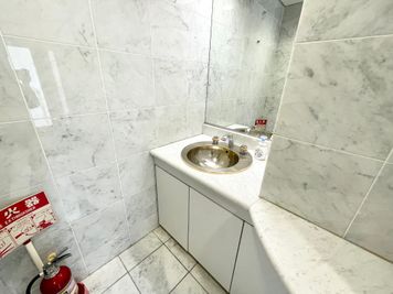 【10階のトイレ内流し台はオシャレで可愛いです♪】 - 【閉店】TIME SHARING 代々木 新宿明治通りビル 【閉店】10Fの室内の写真