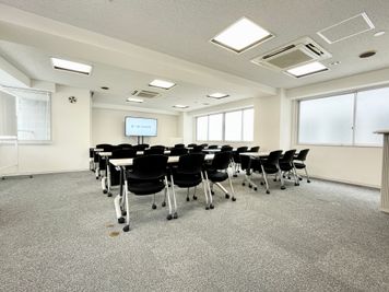 【机と椅子は全てキャスター付きなので、レイアウト変更も簡単にできます（レイアウト変更・原状復帰はお客様自身で行っていただきます）】 - 【閉店】TIME SHARING 代々木 新宿明治通りビル 【閉店】10Fの室内の写真