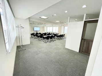 【会議室の後方に入口があり、扉を開けるとすぐ会議室があります】 - TIME SHARING 代々木 新宿明治通りビル 10Fの室内の写真