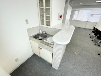 【会議室後方に独立した流し台がございます。手洗い場としてご利用ください】 - 【閉店】TIME SHARING 代々木 新宿明治通りビル 【閉店】10Fの室内の写真
