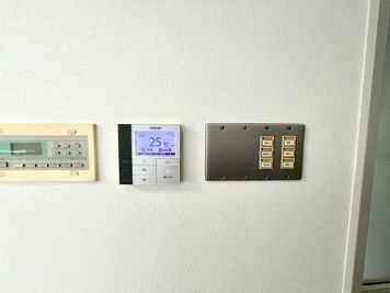 【会議室後方・トイレ手前の壁面に、空調と電気スイッチがあります】 - 【閉店】TIME SHARING 代々木 新宿明治通りビル 【閉店】10Fの室内の写真