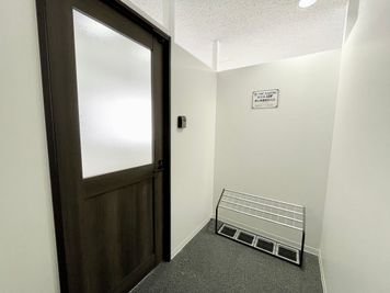 【エレベーターで10階まで上がると、目の前に会議室入口ドアがあります】 - 【閉店】TIME SHARING 代々木 新宿明治通りビル 【閉店】10Fの室内の写真