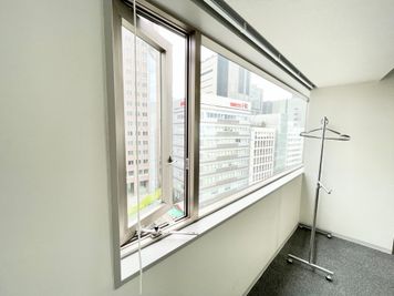【スペース内の窓は開閉可能です】 - 【閉店】TIME SHARING 代々木 新宿明治通りビル 【閉店】10Fの室内の写真