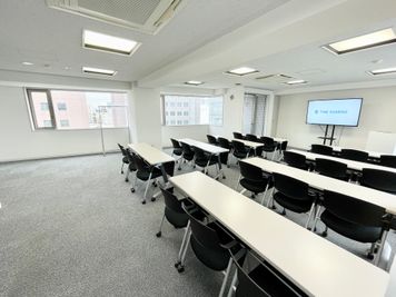 【窓のブラインドは全て上げ下げ出来ます】 - 【閉店】TIME SHARING 代々木 新宿明治通りビル 【閉店】10Fの室内の写真