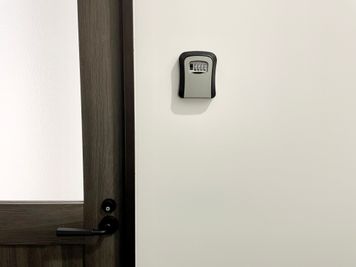 【入口扉付近についているキーボックスを、予約完了メールに記載している番号で開けて中から鍵を取り出し、ご入室いただきます】 - 【閉店】TIME SHARING 代々木 新宿明治通りビル 【閉店】10Fの室内の写真