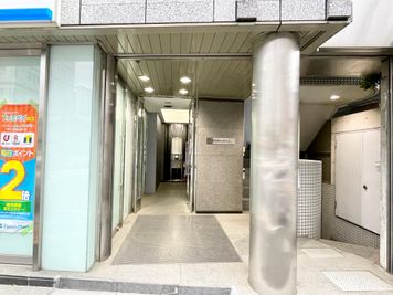 【「新宿明治通りビル」と表示された入口からビルにお入りください】 - 【閉店】TIME SHARING 代々木 新宿明治通りビル 9Fの室内の写真