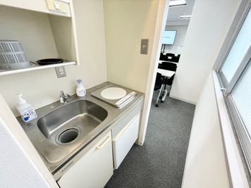 【会議室後方に独立した流し台がございます。手洗い場としてご利用ください】 - 【閉店】TIME SHARING 代々木 新宿明治通りビル 【閉店】9Fの室内の写真