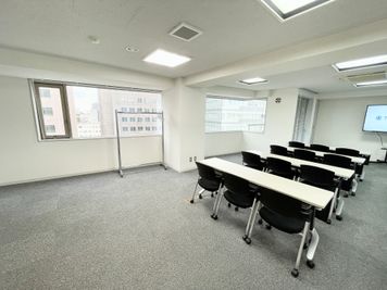 【窓のブラインドは全て上げ下げ出来ます】 - 【閉店】TIME SHARING 代々木 新宿明治通りビル 【閉店】9Fの室内の写真
