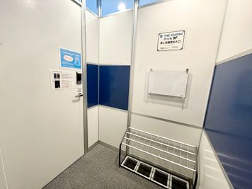 【エレベーターで9階まで上がると、目の前に会議室入口ドアがあります】 - 【閉店】TIME SHARING 代々木 新宿明治通りビル 【閉店】9Fの室内の写真