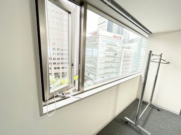 【スペース内の窓は開閉可能です】 - 【閉店】TIME SHARING 代々木 新宿明治通りビル 9Fの室内の写真