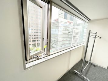 【スペース内の窓は開閉可能です】 - 【閉店】TIME SHARING 代々木 新宿明治通りビル 【閉店】9Fの室内の写真