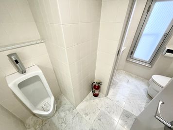 【男女共用トイレ（小×1、個室×1）】 - 【閉店】TIME SHARING 代々木 新宿明治通りビル 9Fの室内の写真