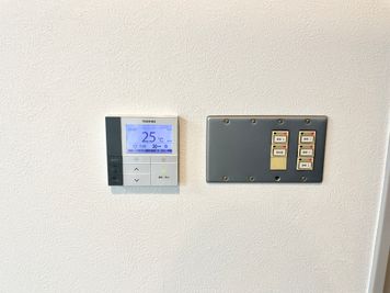 【会議室後方・トイレ手前の壁面に、空調と電気スイッチがあります】 - 【閉店】TIME SHARING 代々木 新宿明治通りビル 9Fの室内の写真