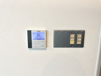 【会議室後方・トイレ手前の壁面に、空調と電気スイッチがあります】 - 【閉店】TIME SHARING 代々木 新宿明治通りビル 【閉店】9Fの室内の写真